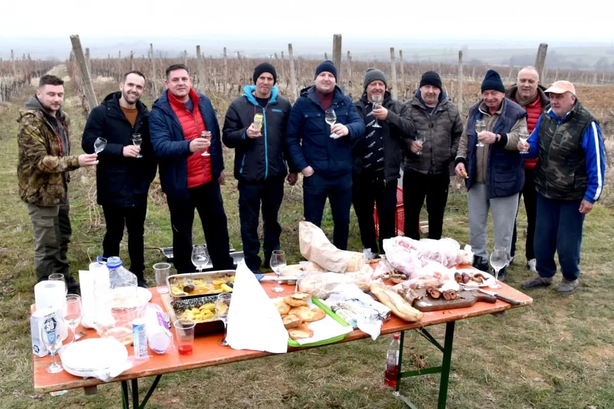 Vincelovo kod Denija Pavića: Okupio prijatelje i suigrače uz vatru, pjesmu i vrhunsku graševinu