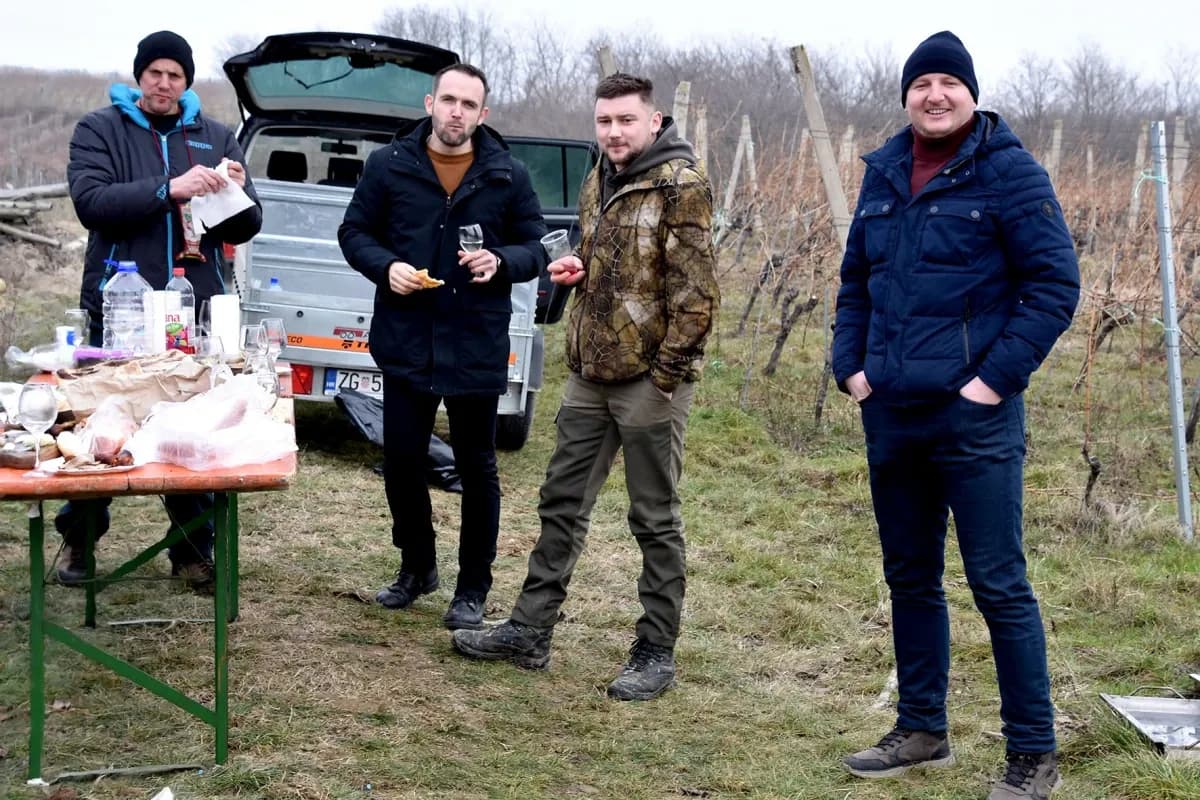 Vincelovo kod Denija Pavića: Okupio prijatelje i suigrače uz vatru, pjesmu i vrhunsku graševinu