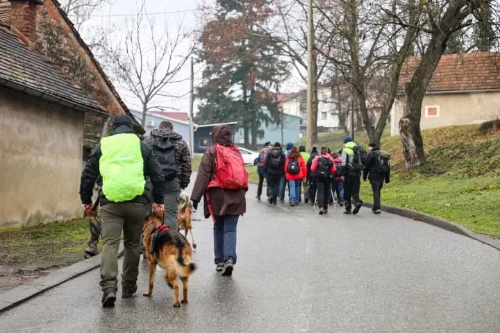 Koracima kroz vinograde i povijest Požeške gore: Zimski vincelovski pohod u Pleternici