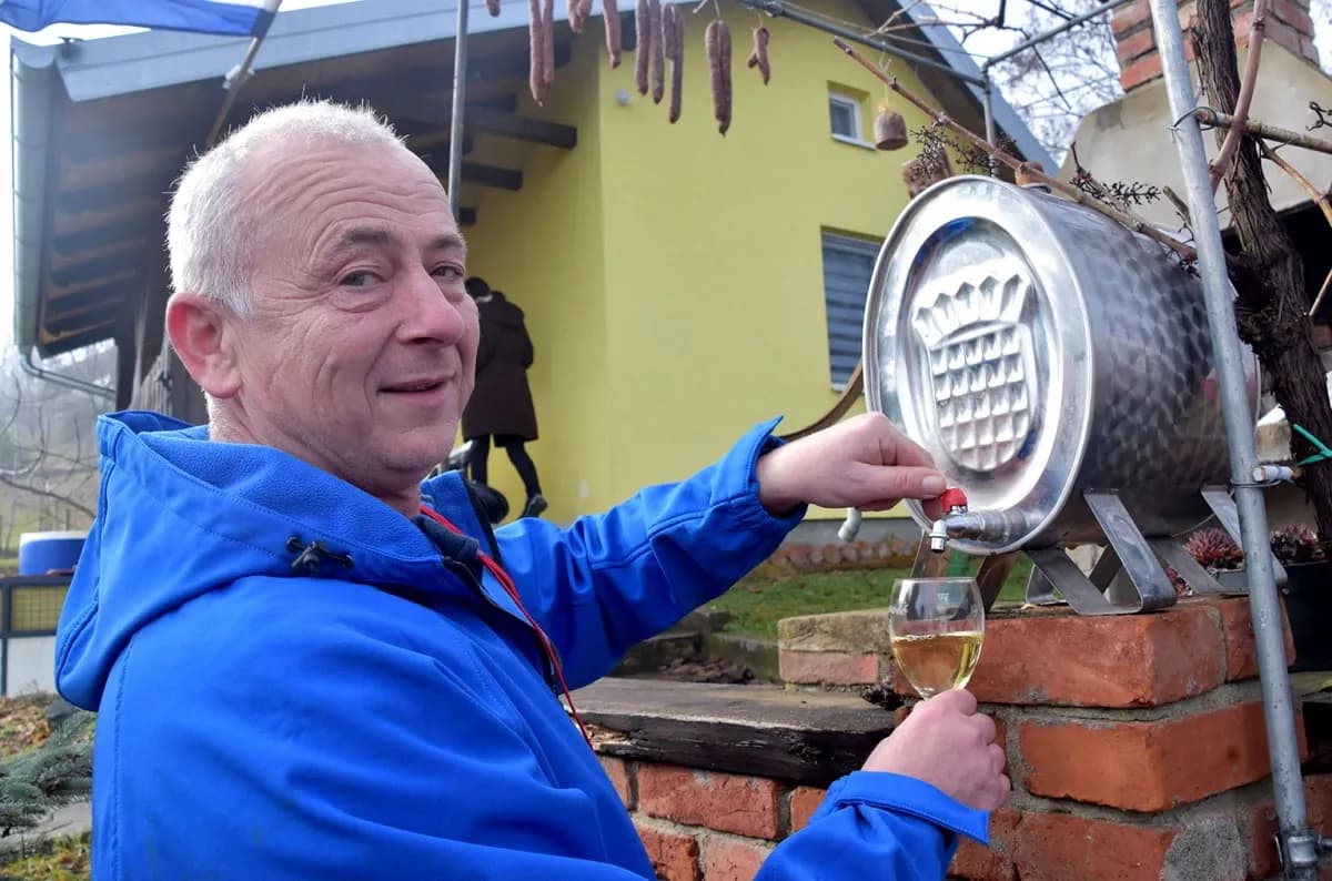 Vincelovo kod Ivanovića na Sokolovcu: DJ Pavka rezao lozu, a harmonikaš Dražen grijao atmosferu