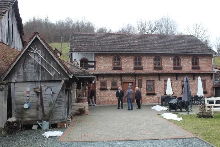 Pleternički umirovljenici posjetili eko-etno selo u Staroj Kapeli