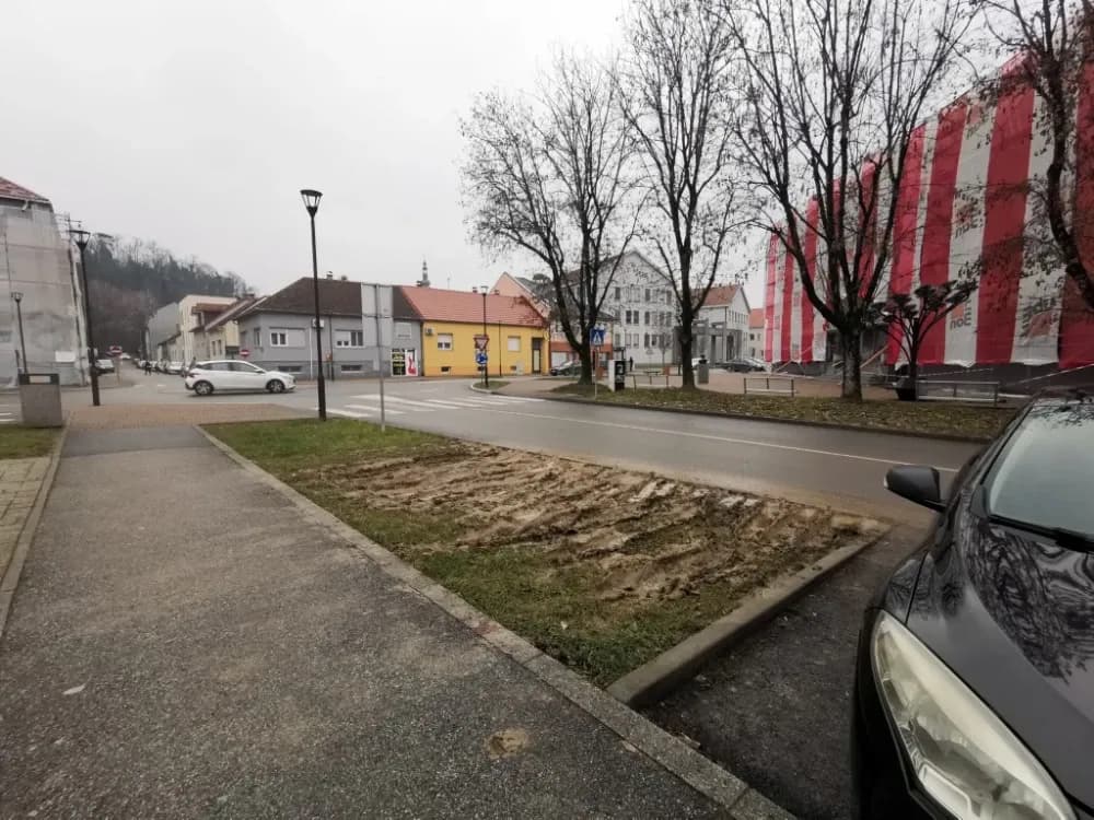 Vukovarska dobila novo parkiralište – na travi: Kršenje propisa i uništavanje zelenila