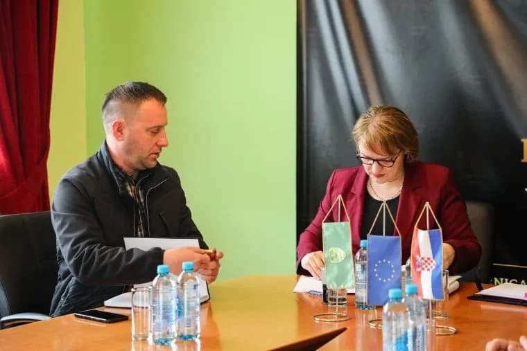 POTPISAN JOŠ JEDAN UGOVOR ZA ENERGETSKU OBNOVU: Športsko-rekreacijski centar Gradac uskoro u novom ruhu