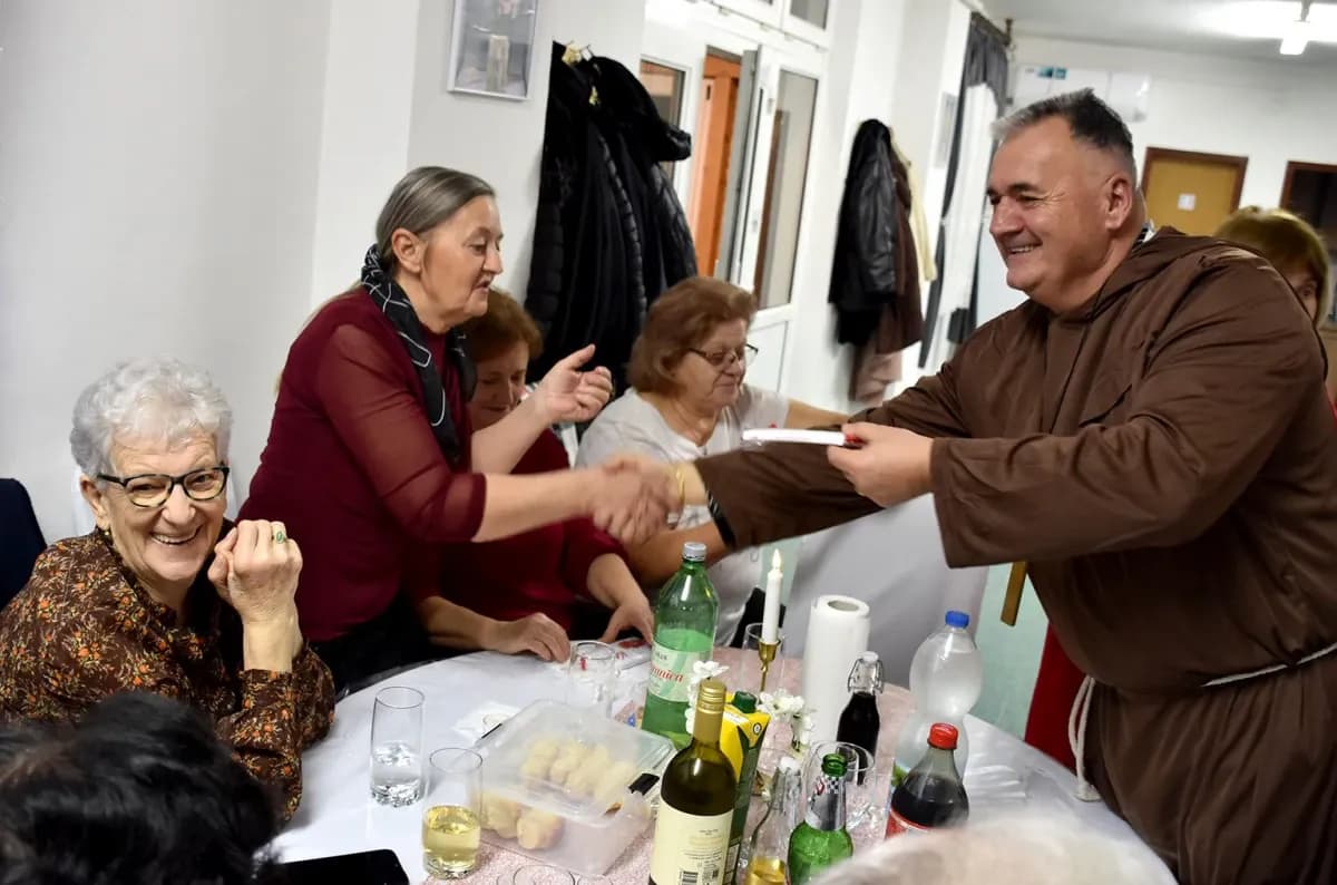 VESELO U VELIKOJ: Velički umirovljenici spojili Valentinovo i maškare u nezaboravnu zabavu