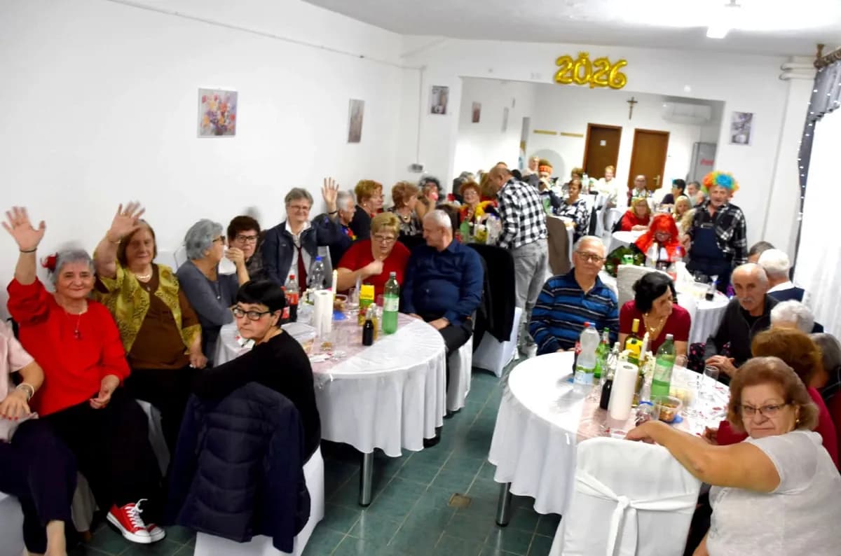 VESELO U VELIKOJ: Velički umirovljenici spojili Valentinovo i maškare u nezaboravnu zabavu