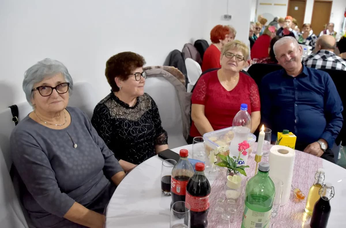 VESELO U VELIKOJ: Velički umirovljenici spojili Valentinovo i maškare u nezaboravnu zabavu