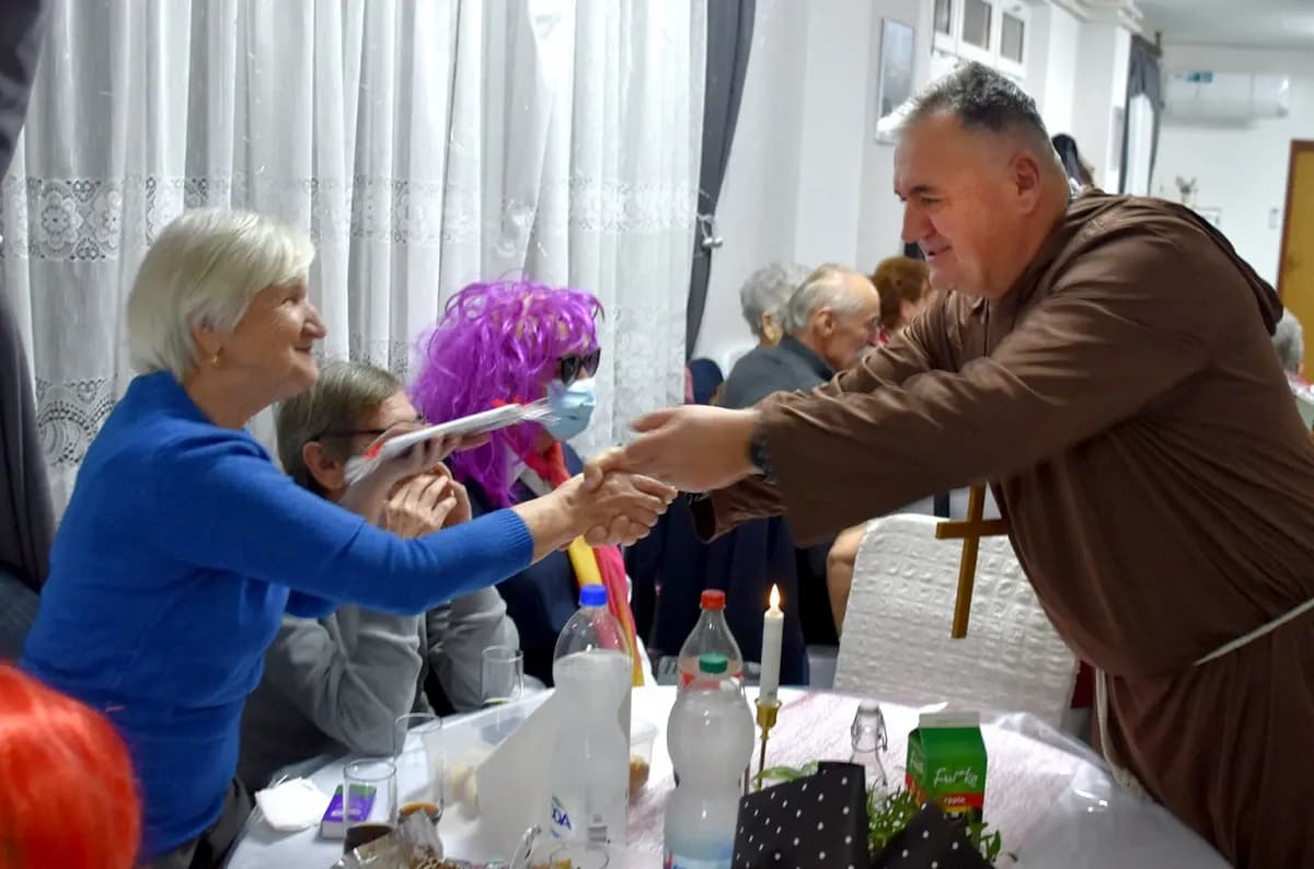 VESELO U VELIKOJ: Velički umirovljenici spojili Valentinovo i maškare u nezaboravnu zabavu