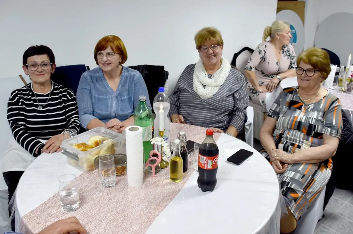VESELO U VELIKOJ: Velički umirovljenici spojili Valentinovo i maškare u nezaboravnu zabavu