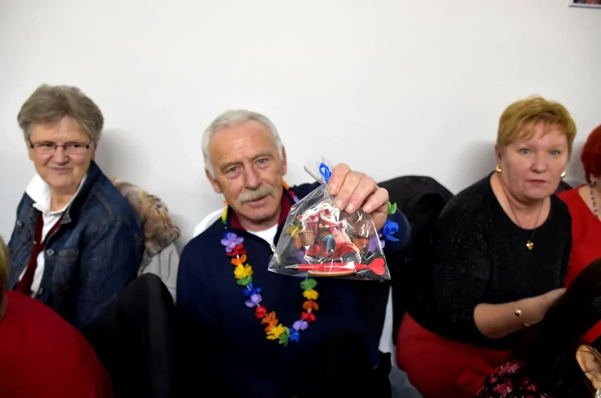 VESELO U VELIKOJ: Velički umirovljenici spojili Valentinovo i maškare u nezaboravnu zabavu