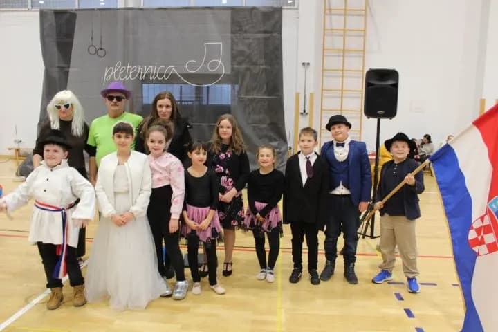 MAŠKARE U PLETERNICI: U prepunoj školskoj dvorani pripremljen zanimljiv pokladni program