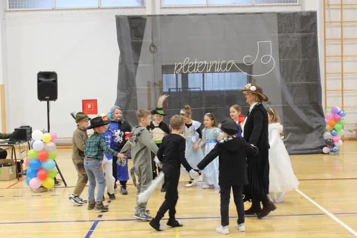 MAŠKARE U PLETERNICI: U prepunoj školskoj dvorani pripremljen zanimljiv pokladni program