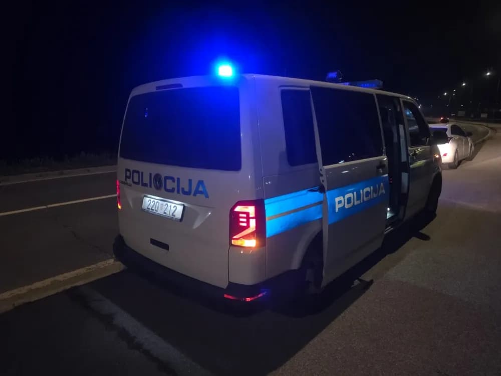 Rekorder u prekršajima: S 2,41 promil udario u parkirani automobil