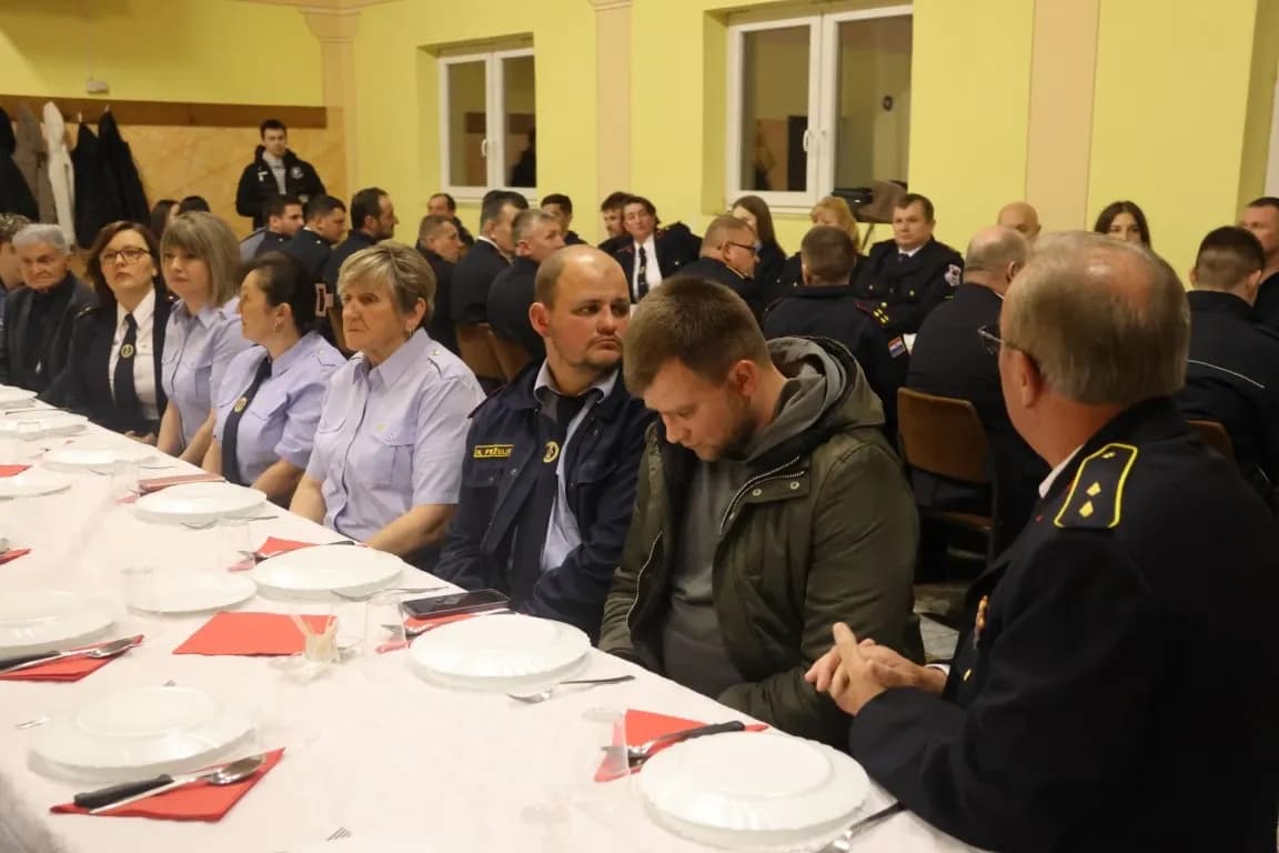 Bektežani Ivan Ramić i Zdravko Galić vatrogasci su 60, a Vlado Stipić i Josip Galić 50 godina