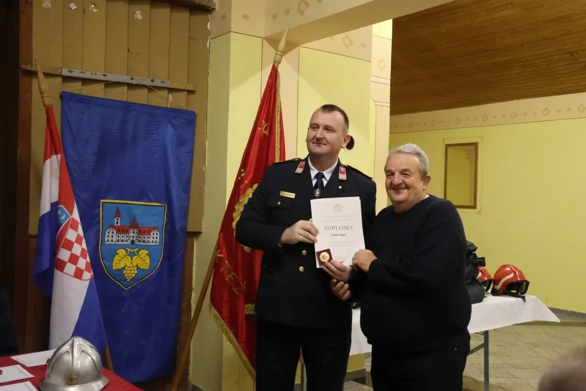 Bektežani Ivan Ramić i Zdravko Galić vatrogasci su 60, a Vlado Stipić i Josip Galić 50 godina