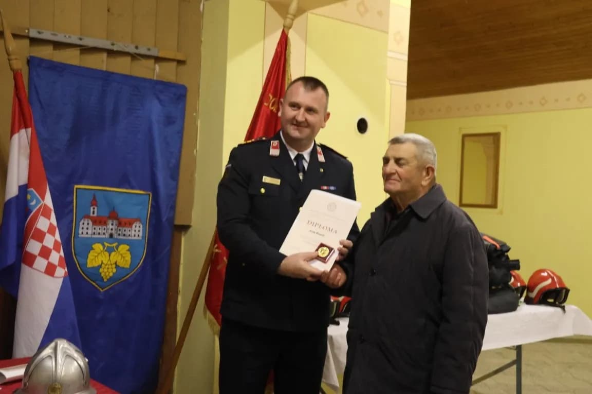 Bektežani Ivan Ramić i Zdravko Galić vatrogasci su 60, a Vlado Stipić i Josip Galić 50 godina