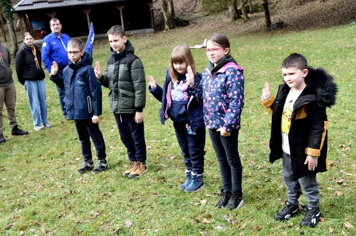 NOVI ČLANOVI U IZVIĐAČKOJ OBITELJI: Na ’Šumarijskoj livadi’ podijeljene marame požeškim ’Sovicama’ i ’Gremlinima’