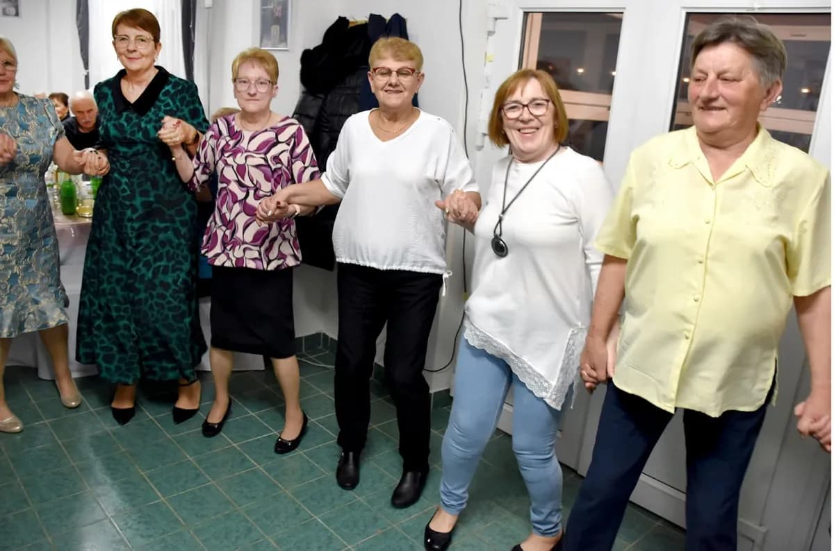 Umirovljenici Velike proslavili Dan žena: Karanfili i pjesma za članice Matice
