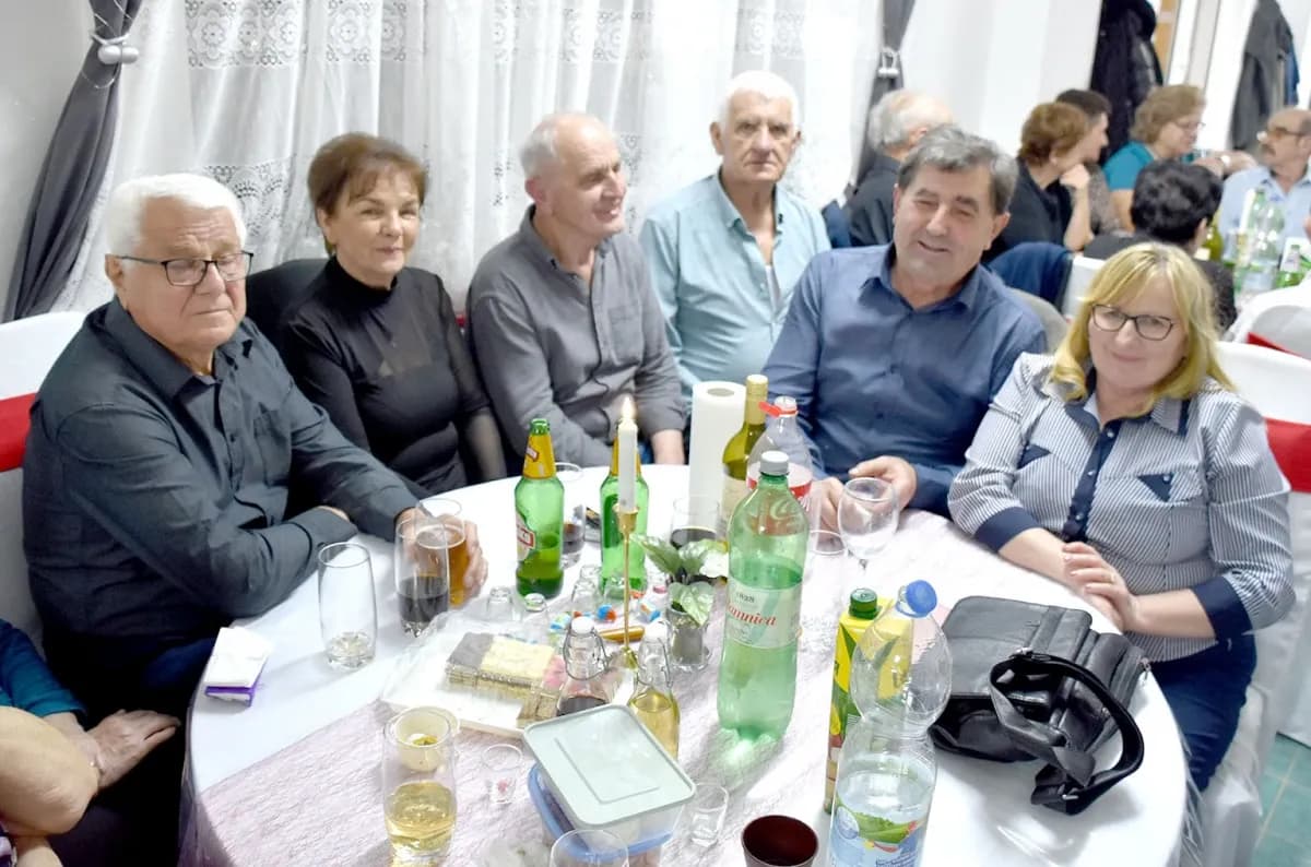 Umirovljenici Velike proslavili Dan žena: Karanfili i pjesma za članice Matice