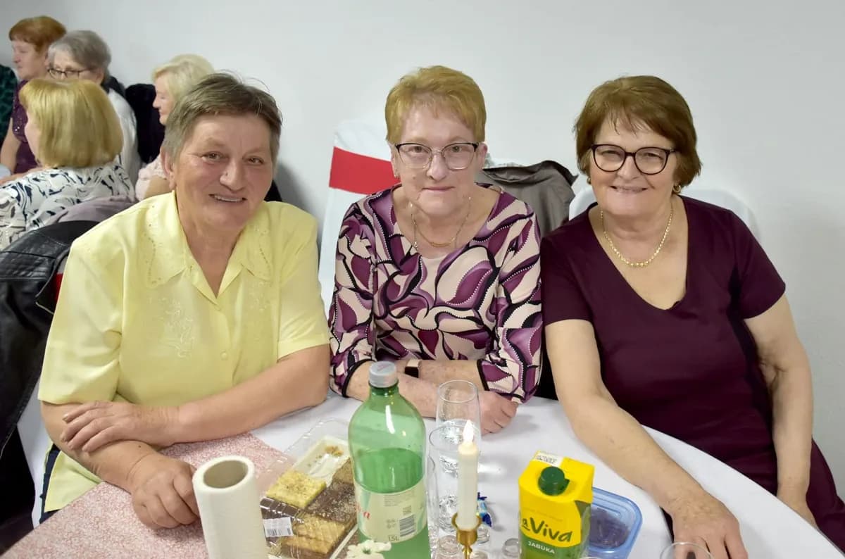 Umirovljenici Velike proslavili Dan žena: Karanfili i pjesma za članice Matice