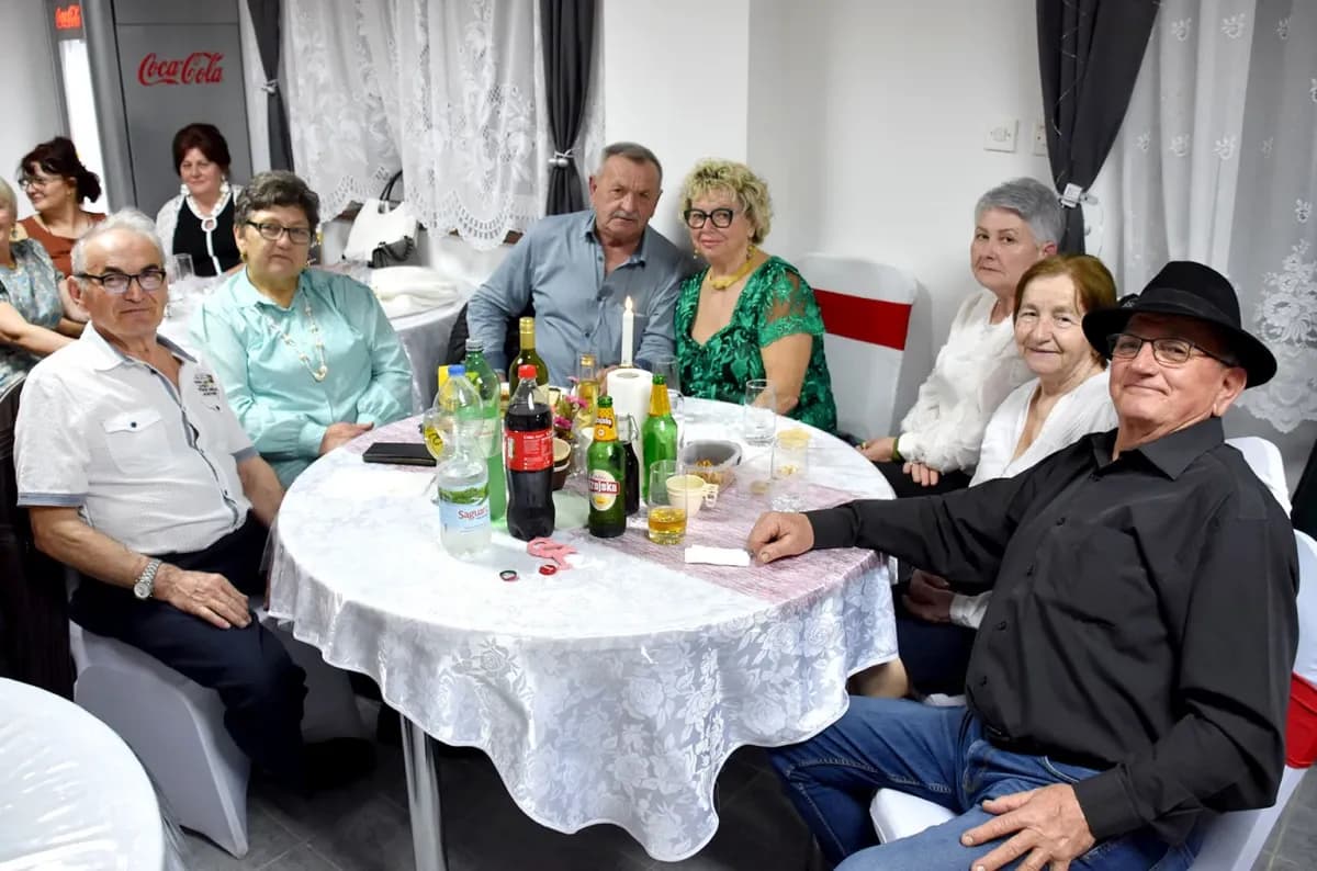 Umirovljenici Velike proslavili Dan žena: Karanfili i pjesma za članice Matice