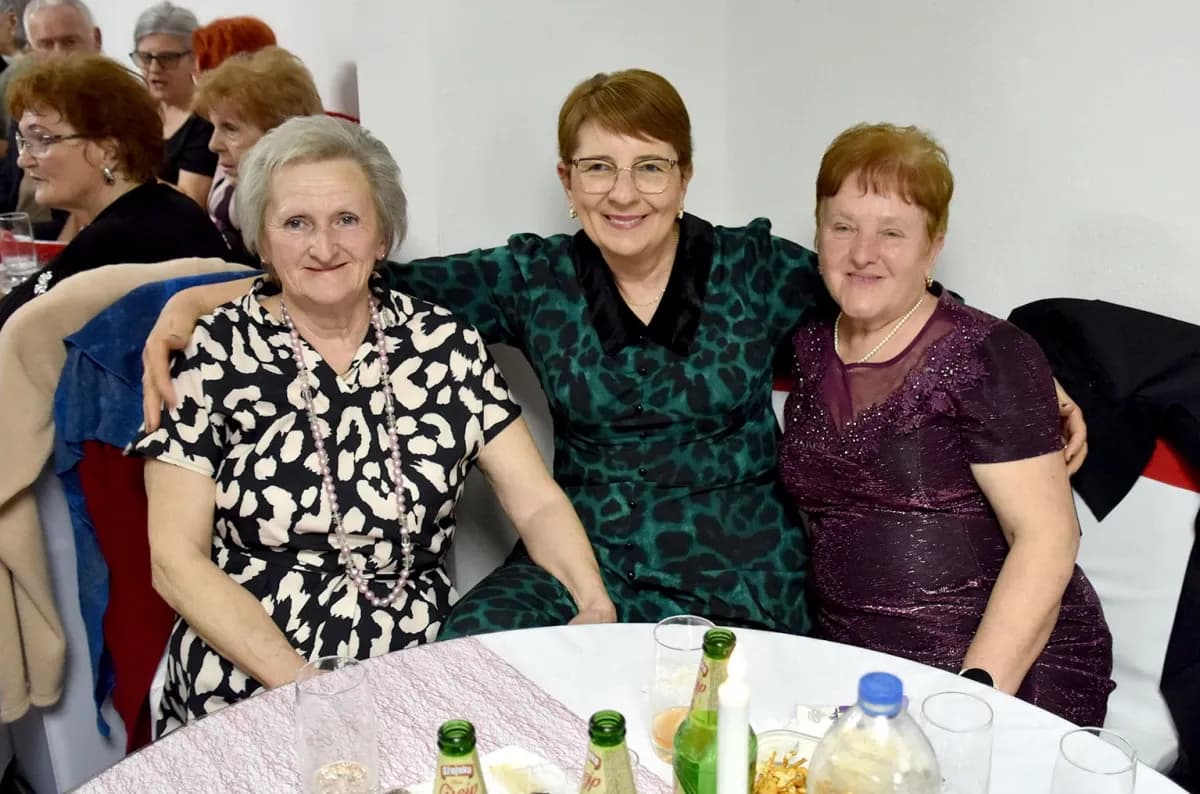 Umirovljenici Velike proslavili Dan žena: Karanfili i pjesma za članice Matice