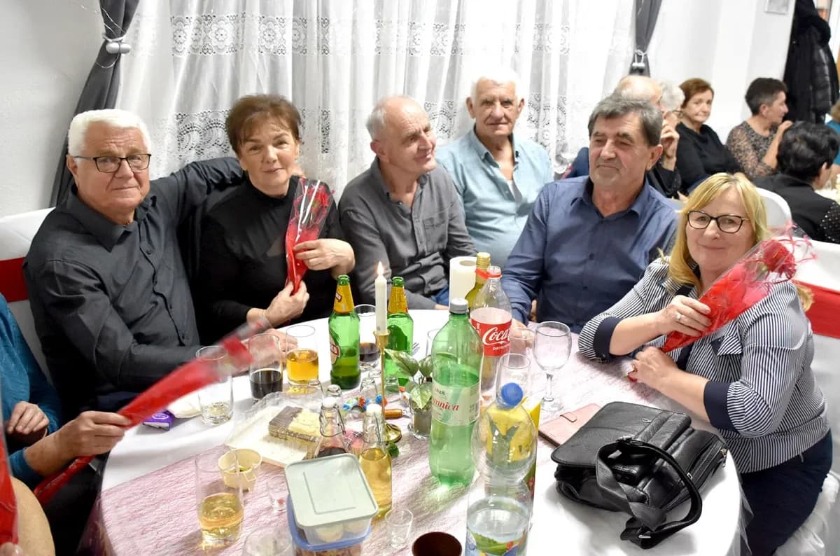 Umirovljenici Velike proslavili Dan žena: Karanfili i pjesma za članice Matice