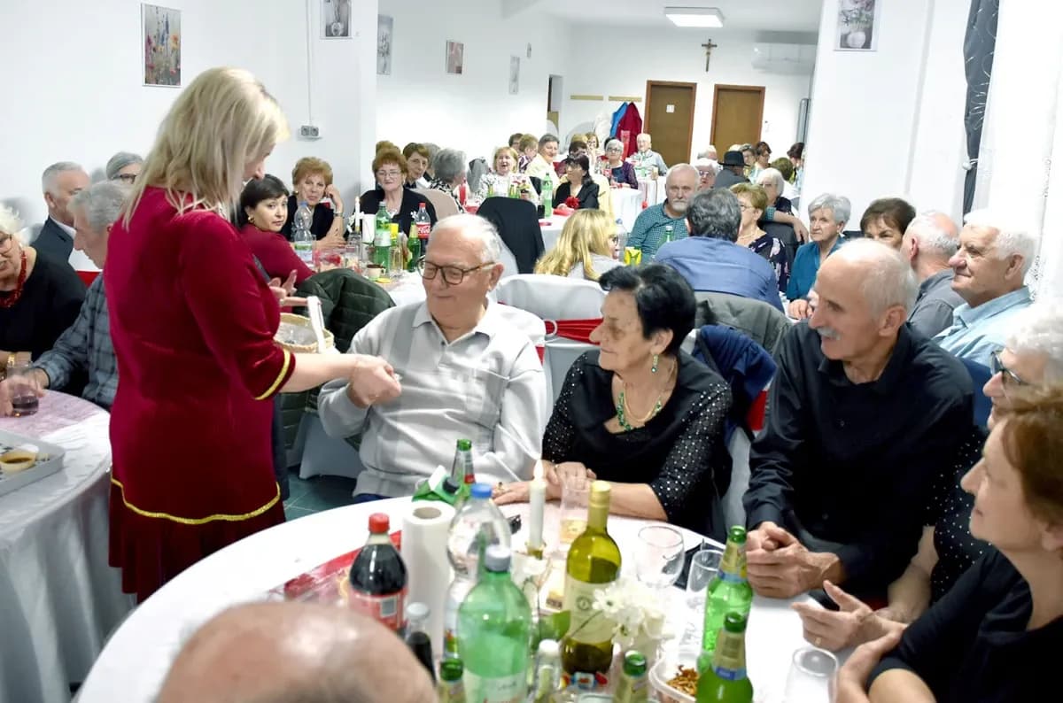 Umirovljenici Velike proslavili Dan žena: Karanfili i pjesma za članice Matice