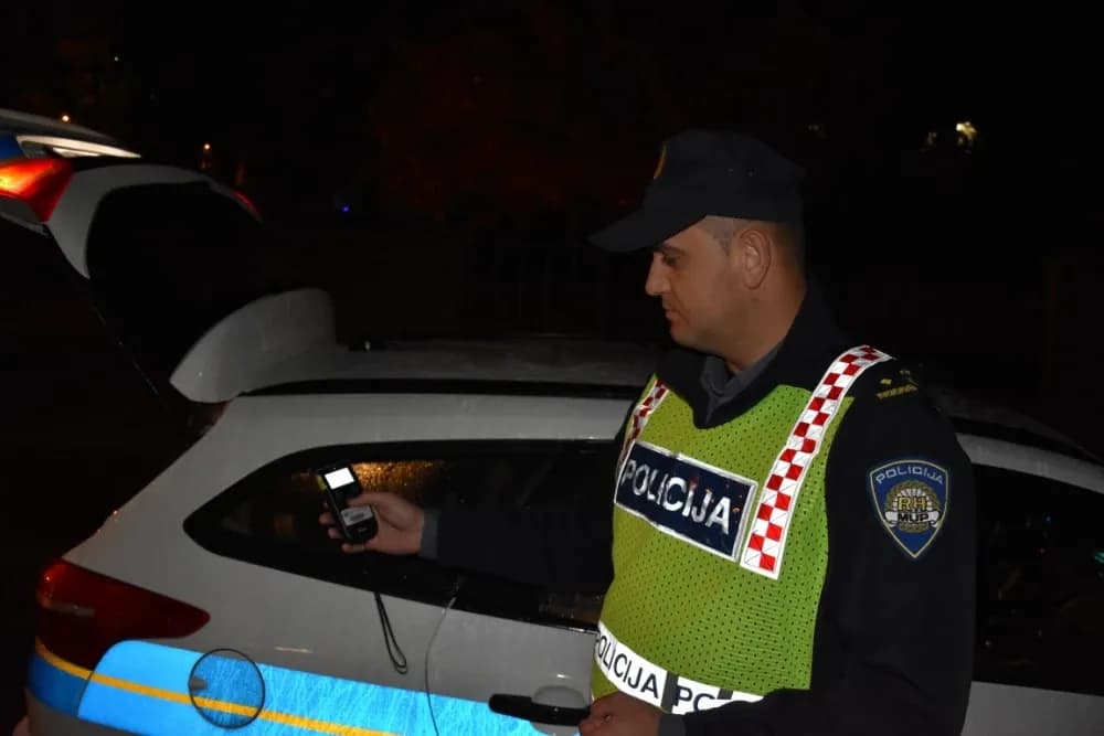 Vozilom sletio s ceste i prevrnuo se kod Podgorja, pijani vozač lakše ozlijeđen
