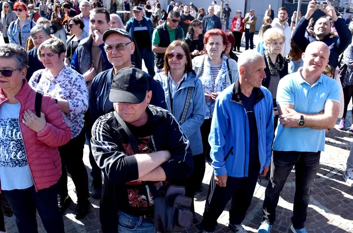 Svečani mimohod povijesnih postrojbi obogatio obilježavanje Dana grada Požege