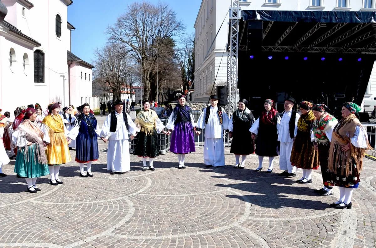 Svečani mimohod povijesnih postrojbi obogatio obilježavanje Dana grada Požege