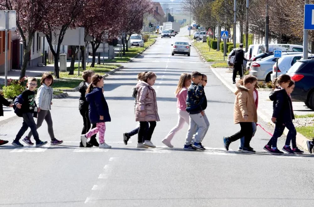 Mališani iz „Grozdića“ iskoristili proljetni dan: Osmijesi na kutjevačkim ulicama