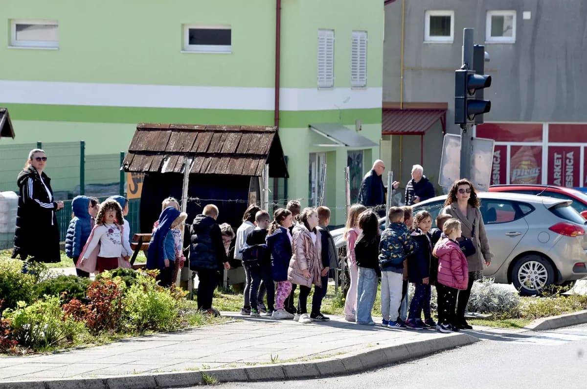 Mališani iz „Grozdića“ iskoristili proljetni dan: Osmijesi na kutjevačkim ulicama