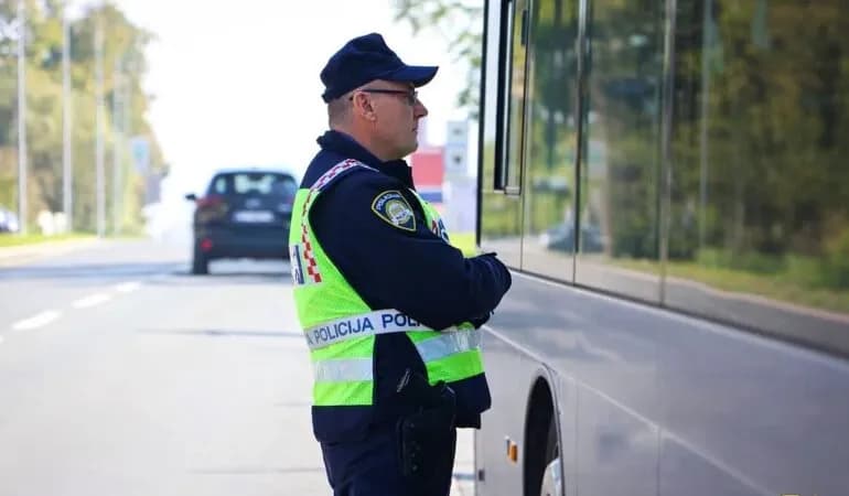 Zaustavljen autobus bez dozvole i osiguranja: nije registriran još od 2020.