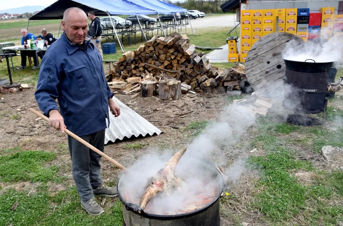MIRIS DELICIJA ŠIRI SE EMINOVCIMA: Gastronomski spektakl uz vola na ražnju u čast 20 godina MK Independente