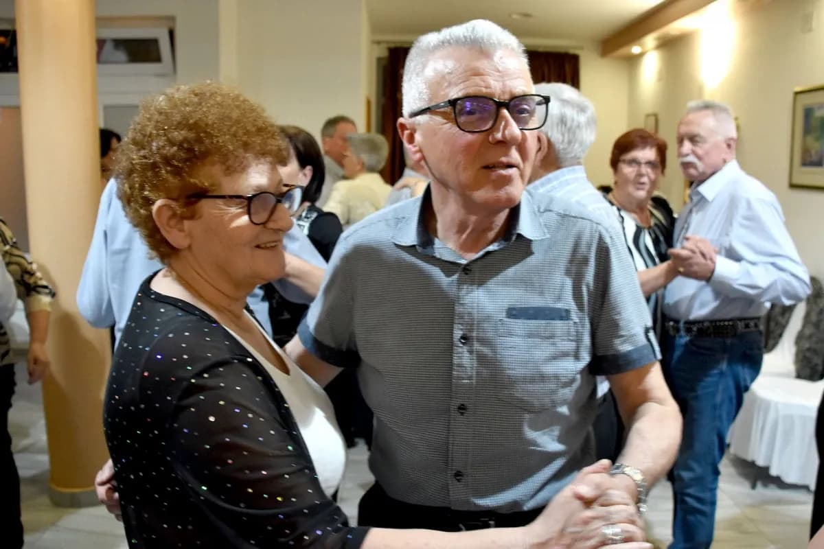 RASPLESANA SUBOTA U POŽEGI: Uz grupu Gold zabava u dvorani Luki potrajala do sitnih sati