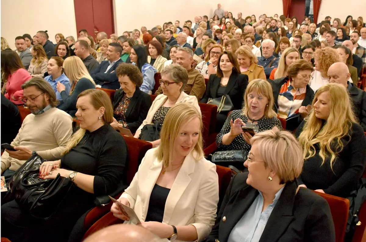 Hit komedija „Pidžama za šestero“ oduševila publiku u Požegi