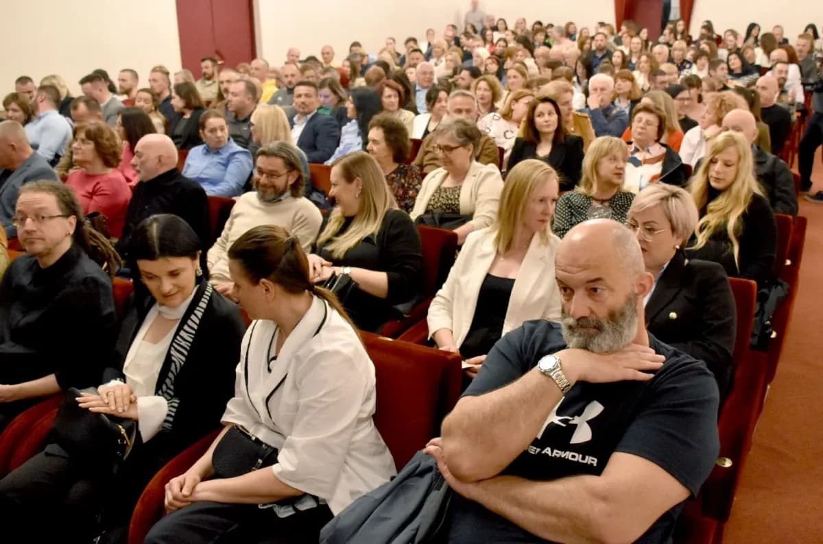 Hit komedija „Pidžama za šestero“ oduševila publiku u Požegi