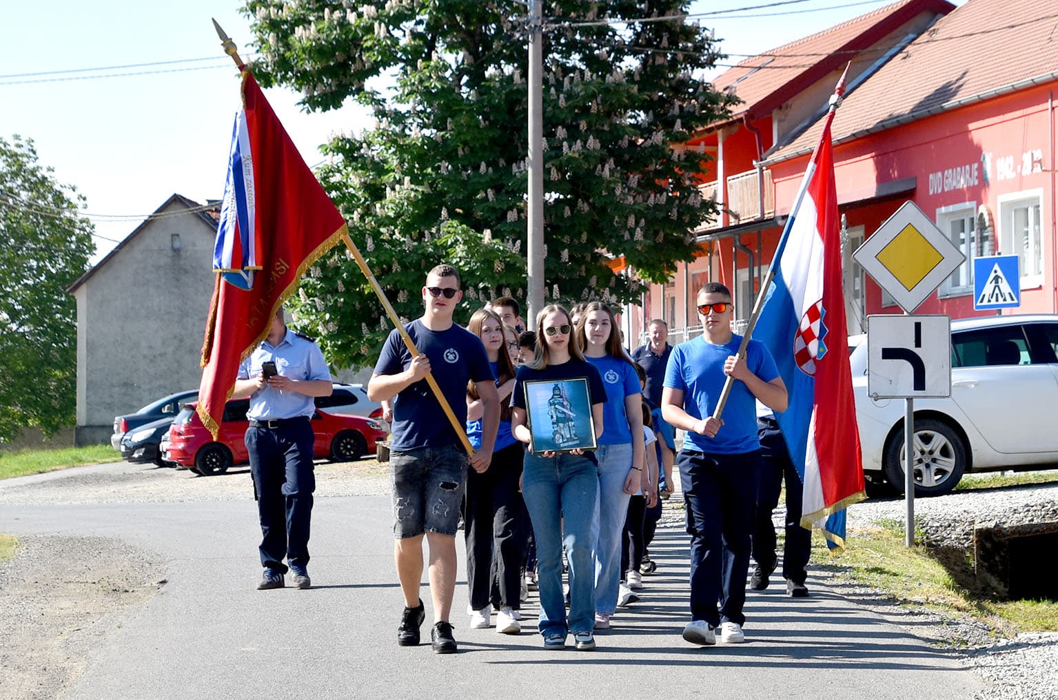 JEDINSTVENA TRADICIJA U GRABARJU: Vatrogasci mimohodom proslavili svetog Florijana