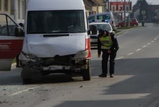 FOTO Kombijem naletio na auto; vozač Opela (65) ozlijeđen