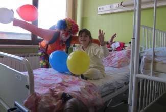 Razveselili mališane u bolnici: ¨Teret koji nose je lakši kad se podijeli¨ (foto)