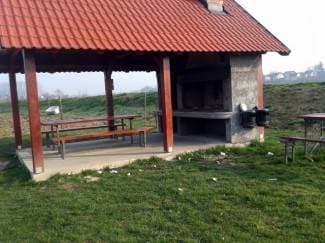 Vandalizam nad sjenicom na Sajmištu: ¨To je bijes i ciljano uništavanje tuđeg truda¨ (foto)