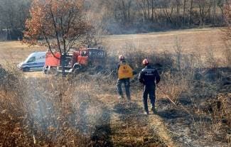 Pet požara na otvorenom, vatrogasci i dalje na nogama