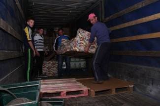 Englezi opet pomažu: U Buk stigao šleper sa 6,7 tona potrepština (foto)