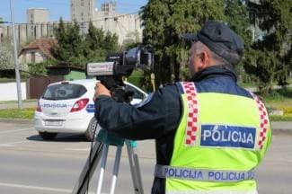 Vozio pod vidnim utjecajem alkohola pa vrijeđao policajce