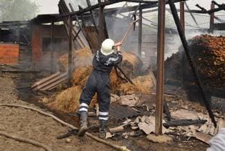 FOTO Izgorjeli štagalj i ambar, kuća spašena