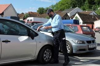 Policija dobila pojačanje: Kazne za krivo parkiranje odsad stavlja i prometni redar