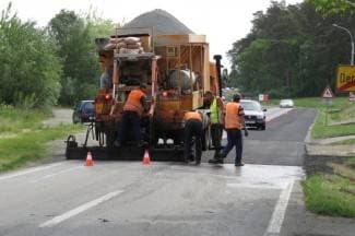 Oprez na cesti: ¨A je to!¨ ekipa opet u akciji - postavljaju drugi sloj mikroasfalta (video)