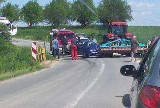 Kod Tominovca se sudarili automobil i traktor s priključkom