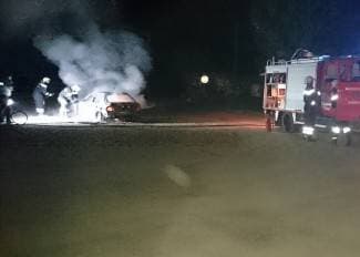 Zapalio vlastiti automobil i mirno gledao kako nestaje u plamenu (foto)