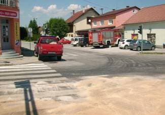 Vozite oprezno: U Zrinskoj ulici se po kolniku izlilo motorno ulje